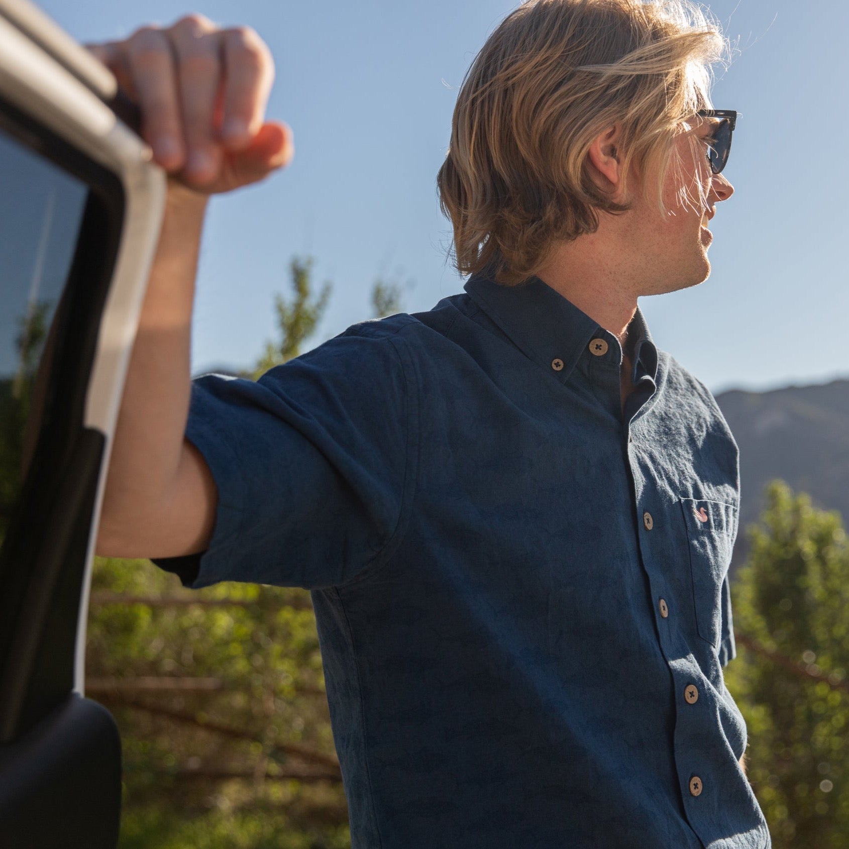 Southern Marsh Pescado Linen Shirt – Navy lifestyle view
