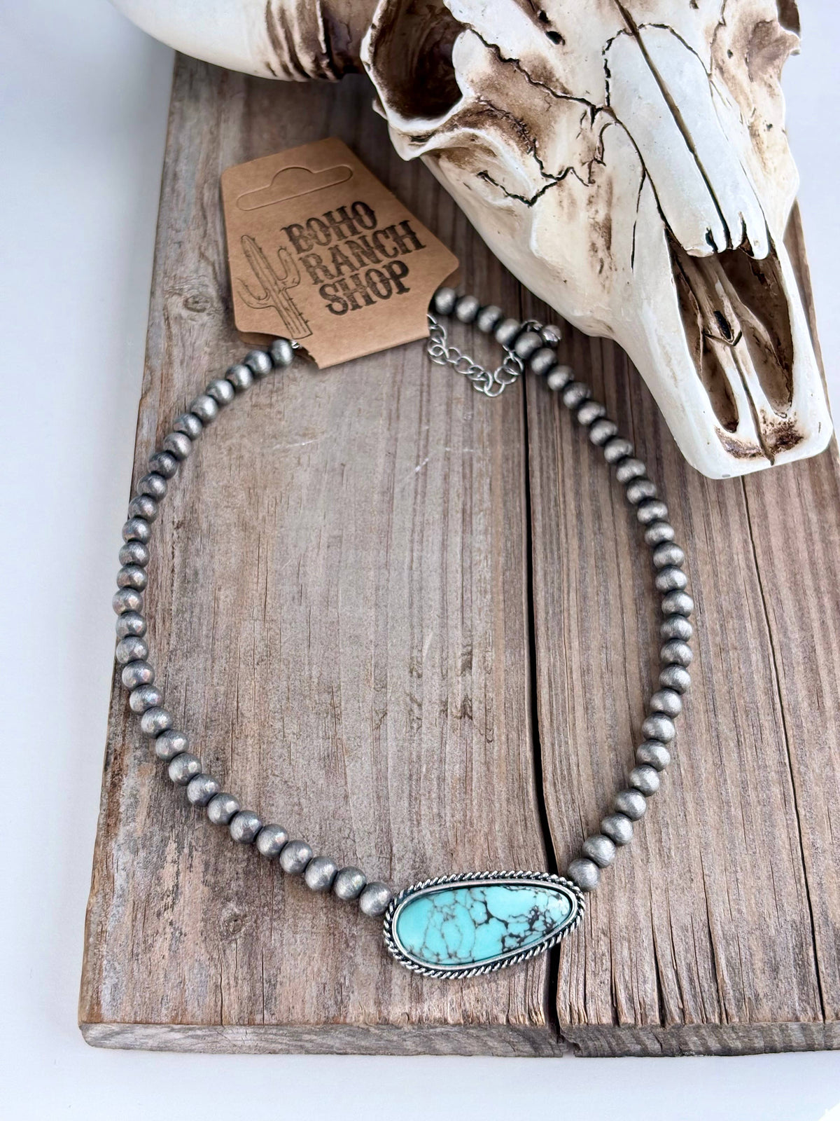 Western turquoise-colored oval pendant pearl choker necklace